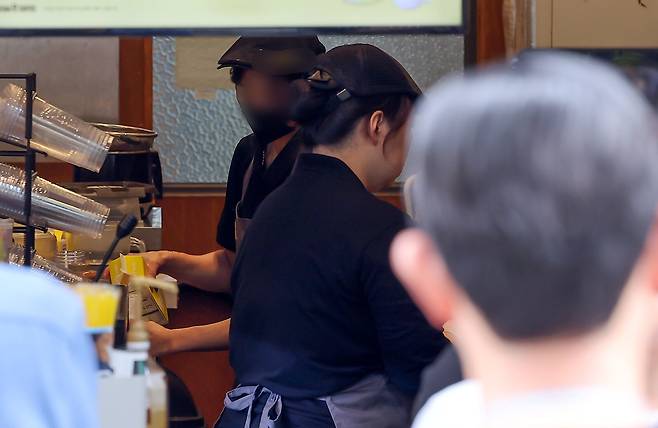 서을 시내의 한 카페에서 아르바이트생들이 커피를 제조하고 있다. 사진은 기사 내용과 직접적인 관련 없음. /뉴스1