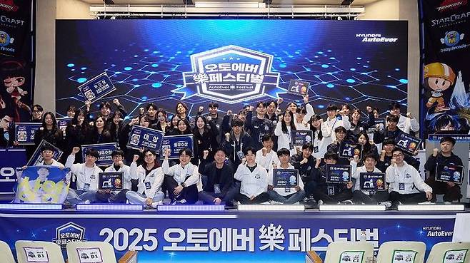 현대오토에버 락(樂) 페스티벌에 참여한 임직원들이 기념사진을 촬영하고 있다.ⓒ현대오토에버