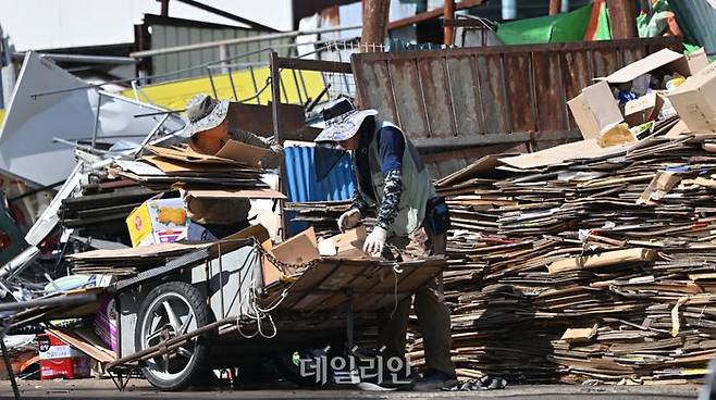 한 고물상에서 작업자들이 폐지를 옮기고 있다. 위 사진은 본 기사 내용과 관련 없음. ⓒ뉴시스