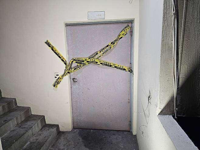 3일 오후 경남 창원시 마산회원구 합성동 한 모텔에서 흉기 사건이 발생, 경찰이 현장을 통제하고 있다. 2025.12.3/뉴스1