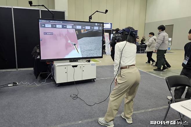 4일 오전 벡스코 제2전시장에서 열린 ‘K-하이테크 미래혁신 박람회’ 현장. HD현대중공업 신기술 체험관에서 한 참여자가 VR 활용 선박도장 작업교육 프로그램 ‘Metavu Vrush’를 체험해 보고 있다. 사진=변옥환 기자