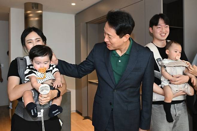오세훈 서울시장이 지난 8월 13일 오후 서울 송파구 '비아파트형 미리내집' 르피에드 주거용오피스텔을 방문해 서울 베이비 엠버서더와 대화를 나누고 있다. 뉴시스