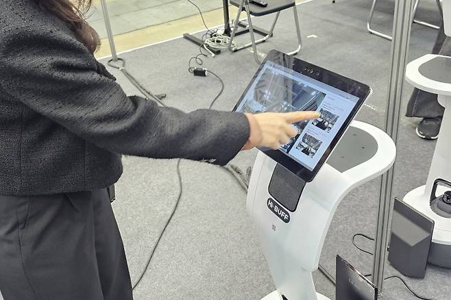 4일 벡스코에서 열린 'K-하이테크 미래혁신 박람회'에서 블루바이저시스템즈 AI 담당자가 자사의 업무지원 AI로봇 '하이버프'의 기능에 대해 설명하고 있다. 사진=변옥환 기자