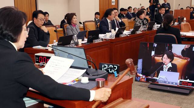 3일 국회에서 열린 법제사법위원회 전체회의에서 더불어민주당 소속 추미애 위원장이 의사봉을 두드리고 있다. 김경호 선임기자 jijae@hani.co.kr