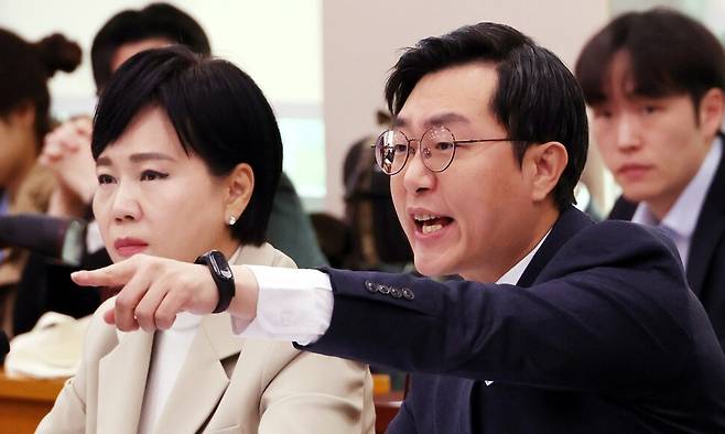 장경태 더불어민주당 의원이 3일 국회 법제사법위원회 전체회의에서 신동욱 국민의힘 의원이 성추행 의혹과 관련해 이해충돌을 이유로 자신의 법사위 퇴장을 요구한 데 대해 항의하고 있다. 연합뉴스