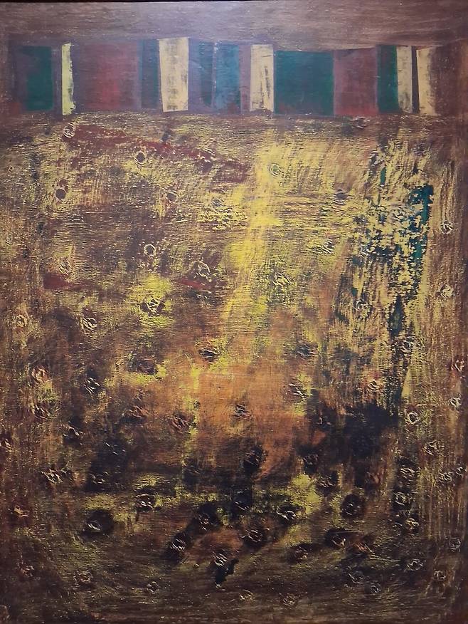 김창열 작가가 1965년 그린 유화 ‘제사’ 연작의 세부. 전쟁을 겪으며 작가가 무수히 목격한 총알의 구멍과 흔적들을 떠올리며 창작한 앵포르멜 화풍의 작품이다. 노형석 기자