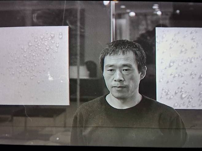 1970년대 물방울 회화를 한창 그리던 장년의 김창열 작가. 그의 아들 김오안 감독이 2022년 제작한 김창열의 다큐 영화 ‘물방울을 그리는 남자’에 나오는 사진이다. 노형석 기자