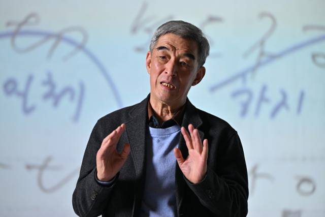 전두환 정권의 보도지침을 폭로했던 김주언 전 한국일보 기자가 지난달 20일 서울 중구 한국일보사에서 인터뷰를 하고 있다. 민경석 기자