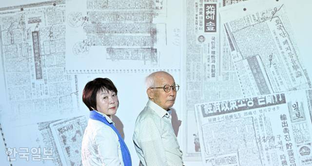 1980년 언론인 강제해직 당시 해고당한 노향기(오른쪽), 신연숙 전 한국일보 기자가 지난달 21일 한국일보에서 인터뷰를 하면서 계엄사령부 보도검열단에 의해 삭제된 기사들을 배경으로 포즈를 취하고 있다. 민경석 기자