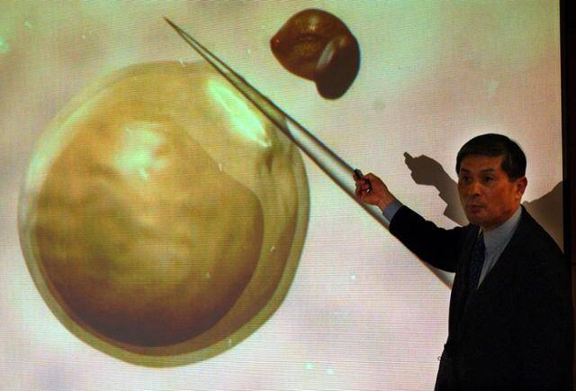 2005년 5월 20일 인천공항에서 사이언스 논문 내용을 발표하는 황우석. 한국일보 자료사진