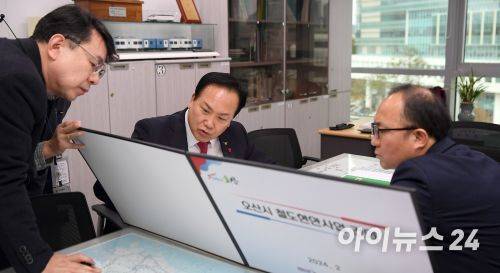 이권재 오산시장이 철도국장과 면담을 이어가고 있다. [사진=오산시]