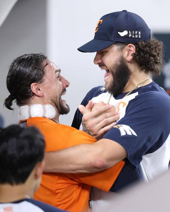 프로야구 한화 이글스의 선발 원투 펀치로 올 시즌 33승을 합작한 두 외국인 코디 폰세(오른쪽)와 라이언 와이스는 나란히 메이저리그 진출을 눈앞에 뒀다. 두 선수는 연봉을 최소 10배에서 최대 30배까지 끌어올리며 또 하나의 ‘코리안 드림’ 주인공이 됐다. [사진 라이언 와이스 인스타그램 캡처]