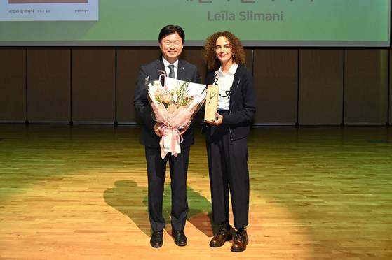 디아스포라문학상을 받은 레일라 슬리마니(오른쪽)와 조용익 부천 시장. [사진 부천시]