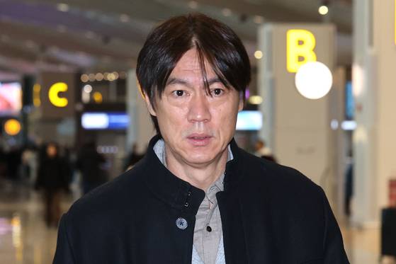 미국에 입국한 홍명보 감독. 뉴스1