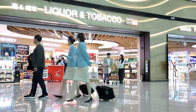 지난달 27일 인천공항 제2터미널의 신라면세점 주류 복합매장을 찾았다. 달러 강세로 면세품 가격이 많이 뛰었지만, 여전히 주류·화장품 등은 면세 쇼핑의 장점이 크다. 강정현 기자