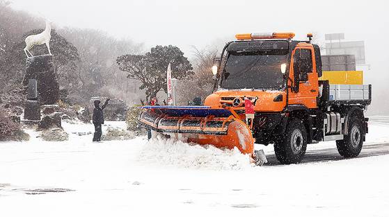 제주도 산지에 대설주의보가 내려진 3일 오전 한라산 1100고지에서 제설차량이 도로 위 눈을 치우고 있다. 연합뉴스