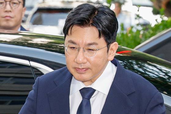 방시혁 하이브 의장이 지난 9월15일 오전 자본시장법 위반 혐의(사기적 부정거래) 관련 조사를 받기 위해 마포구 서울경찰청 금융범죄수사대에 출석하고 있다. 뉴스1