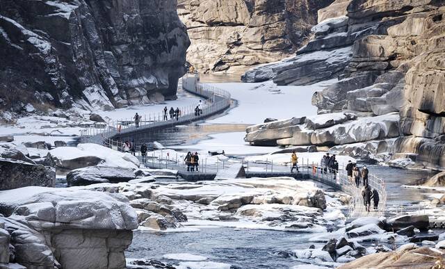 ▲ 한탄강의 주상절리를 물위에서 감상할 수 있는 철원 한탄강 물윗길 트레킹이 겨울마다 열리고 있다.