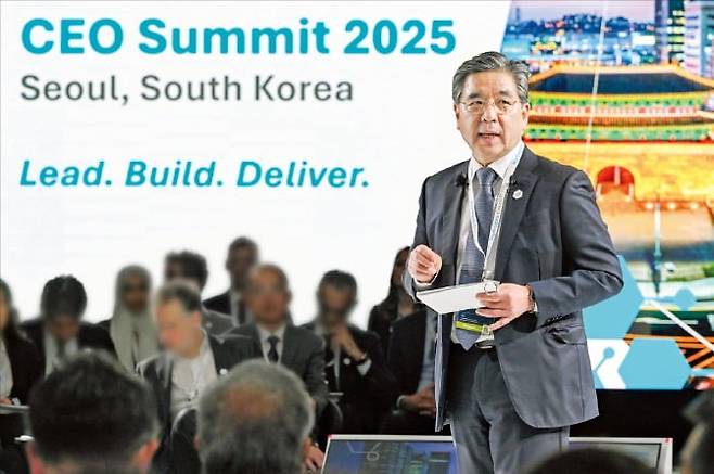 장재훈 현대자동차그룹 부회장이 3일 서울에서 열린 ‘수소위원회 CEO 서밋’에서 수소산업 발전 방안에 대해 발표하고 있다.  /현대차그룹 제공