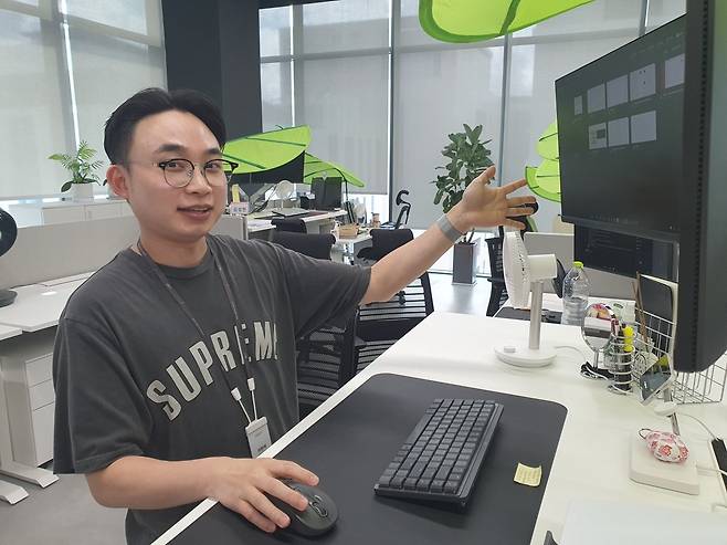 이진석 과장이 홈페이지 관련 업무를 설명하고 있다. 윤현주 기자