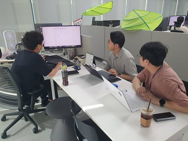 김종희 상무(왼쪽)와 팀장들이 엑셈원 이슈 관리에 대해 논의하고 있다. 윤현주 기자