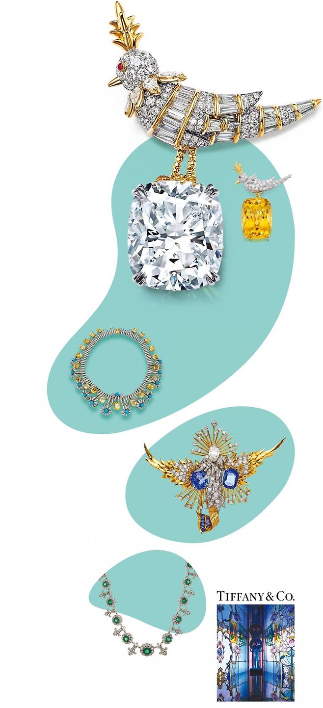 (위부터) 장 슐럼버제가 디자인한 티파니의 상징적 하이 주얼리 ‘버드 온 어 락’. /ⓒ 티파니, 장 슐럼버제가 디자인한 헤지 앤드 플라워 네클리스. 22개의 쿠션컷 옐로 사파이어와 튀르쿠아즈를 세팅했다. /ⓒ 티파니, 두 사파이어의 비대칭이 특별한 장 슐럼버제의 ‘윙 클립’. /ⓒ 티파니, 스페인 여왕 이사벨 2세의 에메랄드 목걸이. /ⓒ 티파니, 티파니 뉴욕 5번가 플래그십 스토어의 아틀라스 시계를 그대로 옮겨놓은 듯한 조형물과 미디어 월. /ⓒ 티파니