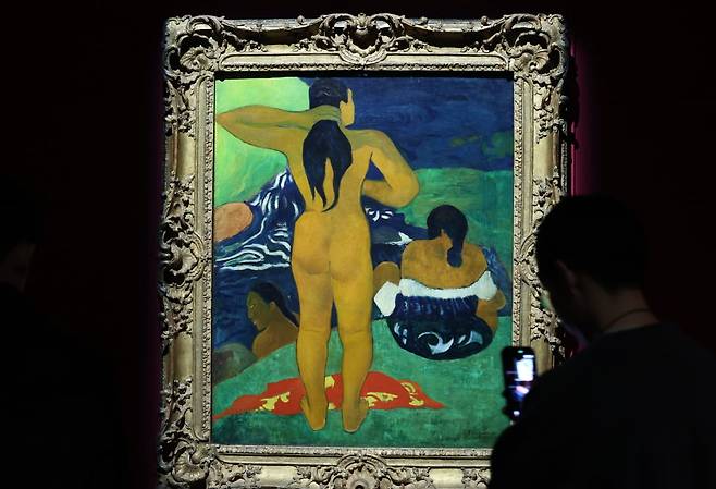 국립중앙박물관에 전시 중인 고갱의 '목욕하는 여인들'. /뉴스1