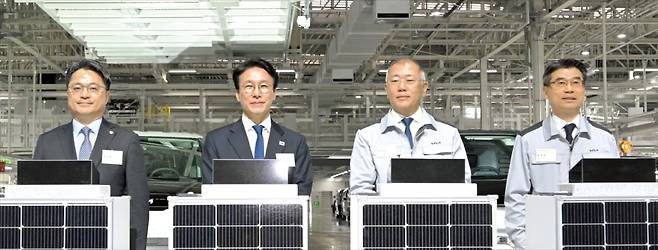 < ‘현대차그룹 스마트팩토리’ 준공식 참석한 金총리 > 14일 경기 화성 이보(EVO) 플랜트 이스트 준공식 및 이보 플랜트 웨스트 기공식이 열렸다. 왼쪽부터 ﻿문신학 산업통상부 1차관, 김민석 국무총리, 정의선 현대자동차그룹 회장, 송호성 기아 사장﻿. /청사사진기자단