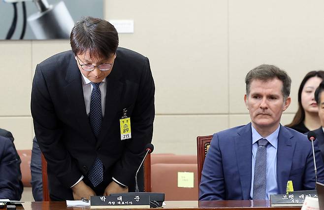 박대준 쿠팡 대표가 2일 서울 여의도 국회에서 열린 과학기술정보방송통신위원회 전체회의에 출석해 고개 숙여 인사를 하고 있다.