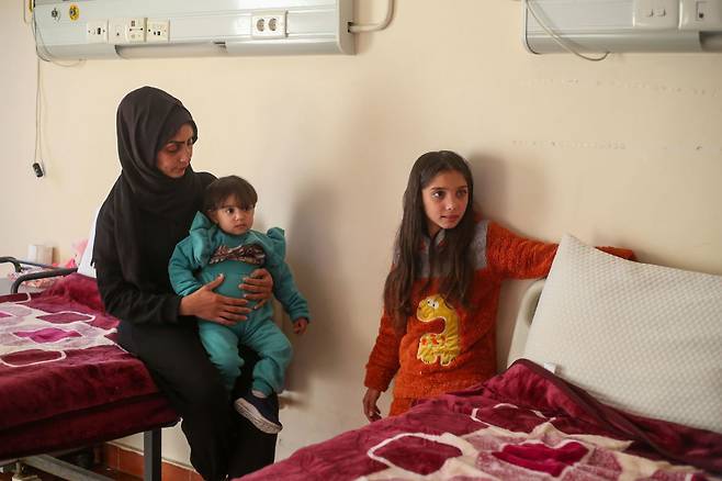 지난 2월 18일(현지시간) 이스라엘과 하마스 간 일시 휴전으로 팔레스타인 주민 일부가 치료를 위해 이집트로 이동할 수 있게 됐다. 이날 이집트 라파의 엘아리시 종합병원에서 한 팔레스타인 소녀가 치료를 받고 있다. 게티이미지