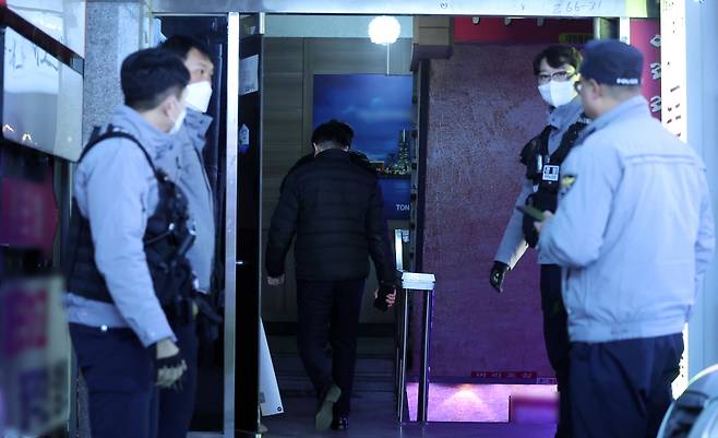 Police restrict access to a motel in Changwon, South Gyeongsang, to investigate a stabbing incident that took place on Dec. 3. Two middle school students died from the stabbing, and the perpetrator also later died after jumping from the third story to avoid police arrest. [YONHAP]