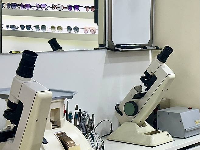 Equipment to make the lens are at an optical store in Jung District, central Seoul, on Nov. 28. [LEE JIAN]