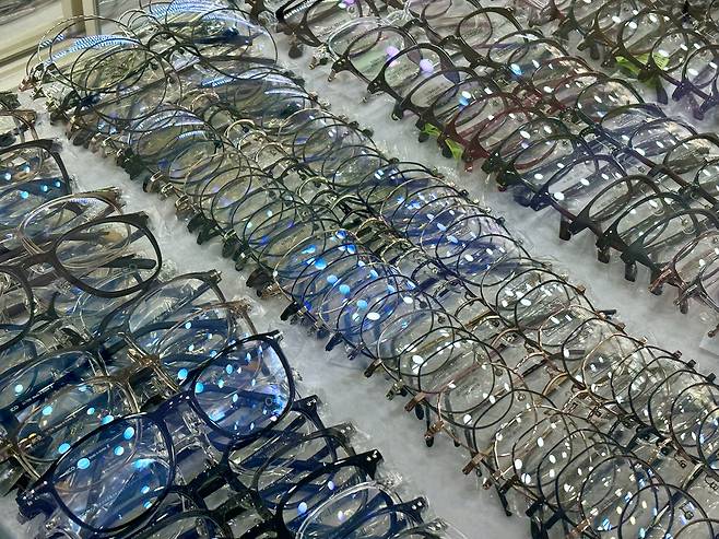Glasses are displayed at an optical shop in Jung District, central Seoul, on Nov. 28. [LEE JIAN]