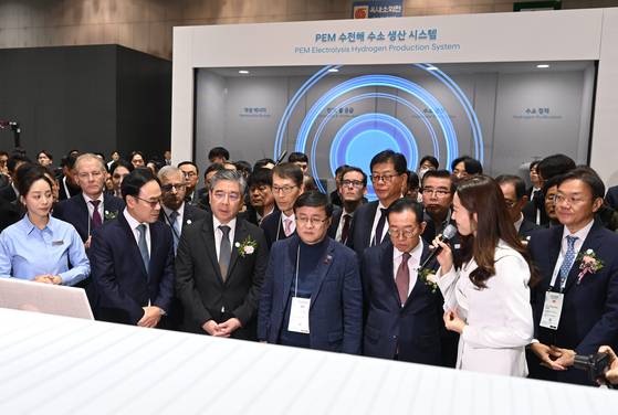 Hyundai Motor Group Vice Chairman Chang Jae-hoon, third from left in the front row, and Minister of Climate, Energy and Environment Kim Sung-hwan, fourth from left in the front row, tour Hyundai's booth at the World Hydrogen Expo 2025, which kicked off on Thursday at Kintex in Goyang, Gyeonggi, on Dec. 4. [HYUNDAI MOTOR]