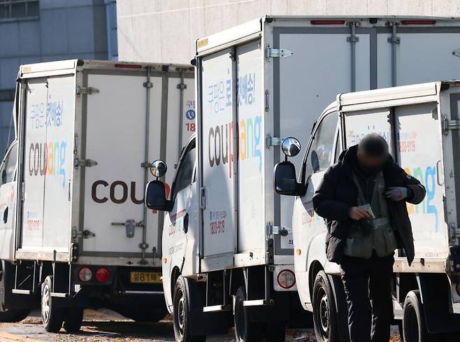 서울 시내 한 쿠팡 물류센터 인근에 차량이 주차돼 있는 모습. 연합뉴스