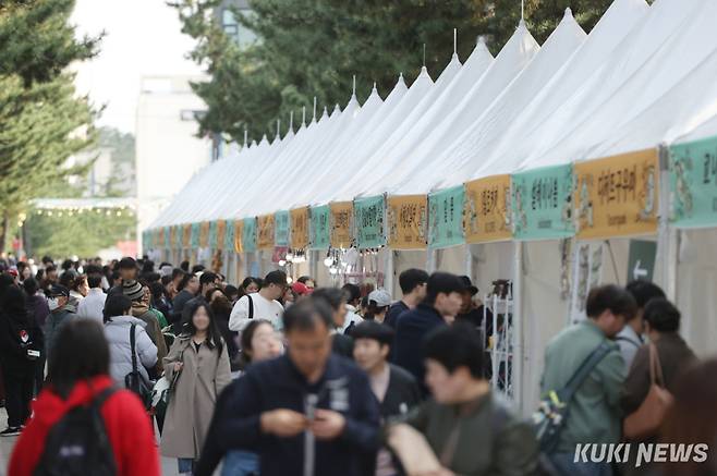 지난 늦여름 극심한 가뭄으로 용수부족에 시달리며 관광산업이 다소 주춤했던 강릉지역이 10월 부터 관광객수를 다시 회복하면서 올연말 3400만명 돌파를 눈앞에두고 있다. 강릉커피축제 모습. 강릉시 제공
