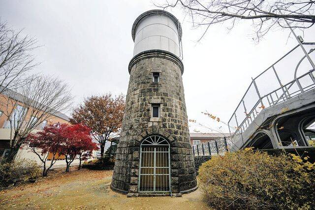 높이 16.2m에 30t의 물을 저장할 수 있는 연산역 급수탑.