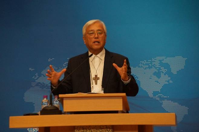 이성구 시온성교회 원로목사가 지난 2일 해운대신일교회에서 열린 ‘제6차 미스바 구국금식기도 대성회’에서 설교하고 있다. 이 목사는 “기도는 하나님 앞에 행하는 모든 생각이다”라고 말했다.