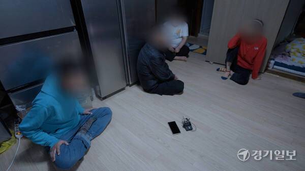 최근 평택시 팽성읍 노와리 자택과 토지를 돌봄센터 대표에게 증여한 뒤 안정리의 임시 거주지에서 생활하고 있는 장애인 가족이 경기일보와 인터뷰를 하고 있다. 윤동현기자