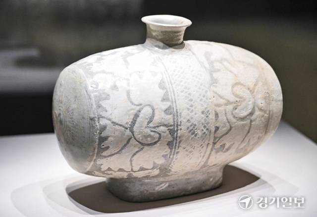 조선 15세기 분청사기 모란무늬 장군. 홍기웅기자