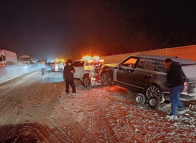 서해안고속도로 4중추돌 사고 [연합뉴스]
