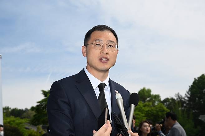 무소속 김상욱 국회의원이 지난 5월 18일 광주 북구 운정동 국립 5·18 민주묘지 민주의문 앞에서 더불어민주당 입당 기자회견을 하고 있다. [공동취재]