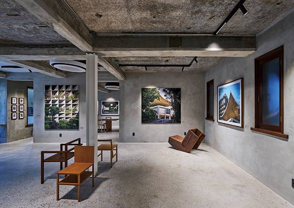 사진과 가구가 배치된 전시 현장. ⓒ김용관