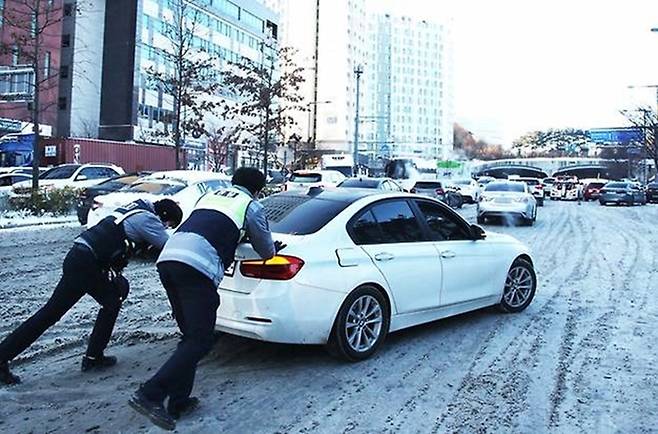 눈길에 오도가도 못한 차량을 이동시키는 장면 [사진출처=연합뉴스]