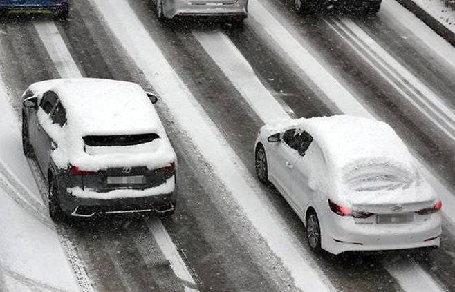 눈길 도로 주행 장면 [사진출처=연합뉴스]
