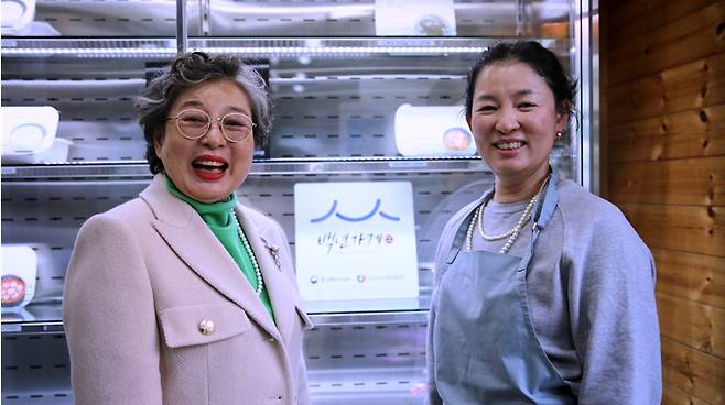 동화가든 안송자 대표(왼쪽)와 딸 박양희 대표. 2020년 백년가게로 선정된 동화가든에서는 하루 평균 1000그릇의 순두부가 팔린다.  중기부