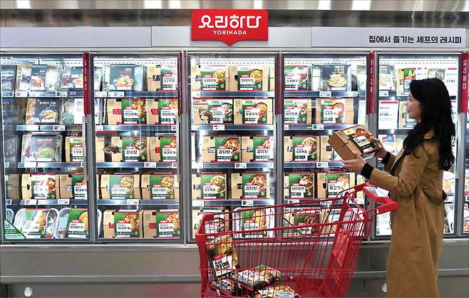 고물가로 인해 밀키트 인기가 높아지고 있다. 외식 대신 집에서 저렴한 가격으로 밥을 해먹으려는 인구가 늘어난 결과다. 이에 따라 각 호텔들은 자사 브랜드를 앞세운 간편식을 판매하기 위해 열을 올리고 있다. (롯데마트 제공)