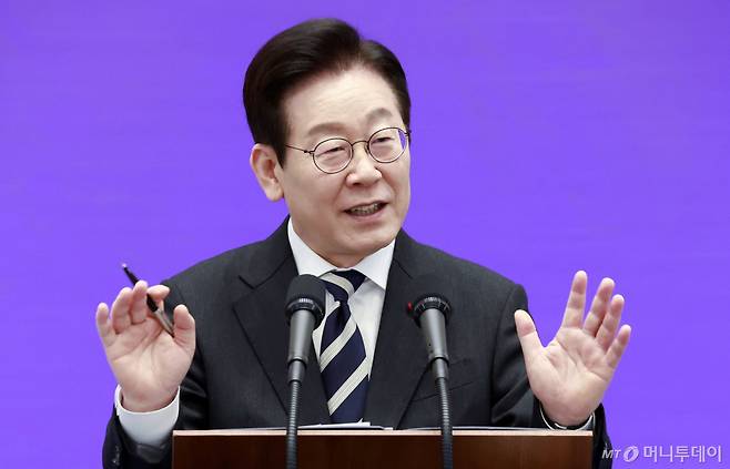 이재명 대통령이 3일 청와대 영빈관에서 열린  '새롭게 선 민주주의, 그 1년' 외신 기자회견에서 질문에 답변하고 있다. / 사진=뉴시스