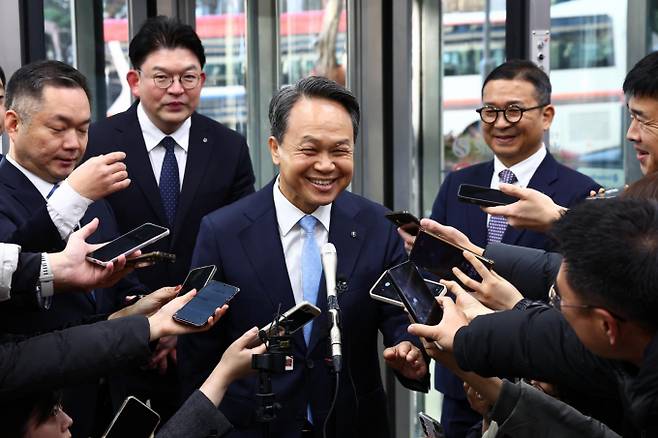 진옥동 신한금융그룹 회장이 4일 서울 중구 신한금융지주회사 사옥으로 들어서고 있다. 신한금융지주 회장후보추천위원회(회추위) 최종 후보군에는 진옥동 현 신한금융 회장과 정상혁 신한은행장, 이선훈 신한투자증권 대표를 비롯해 외부 후보 1명(비공개 요청)이 포함됐다./사진=뉴시스