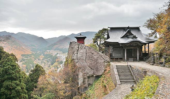 야마가타 현의 절집 릿샤쿠지(立石寺)의 법당 건물인 ‘가이산도(開山堂)’. 산 아래를 내려다보는 특급 전망대다.